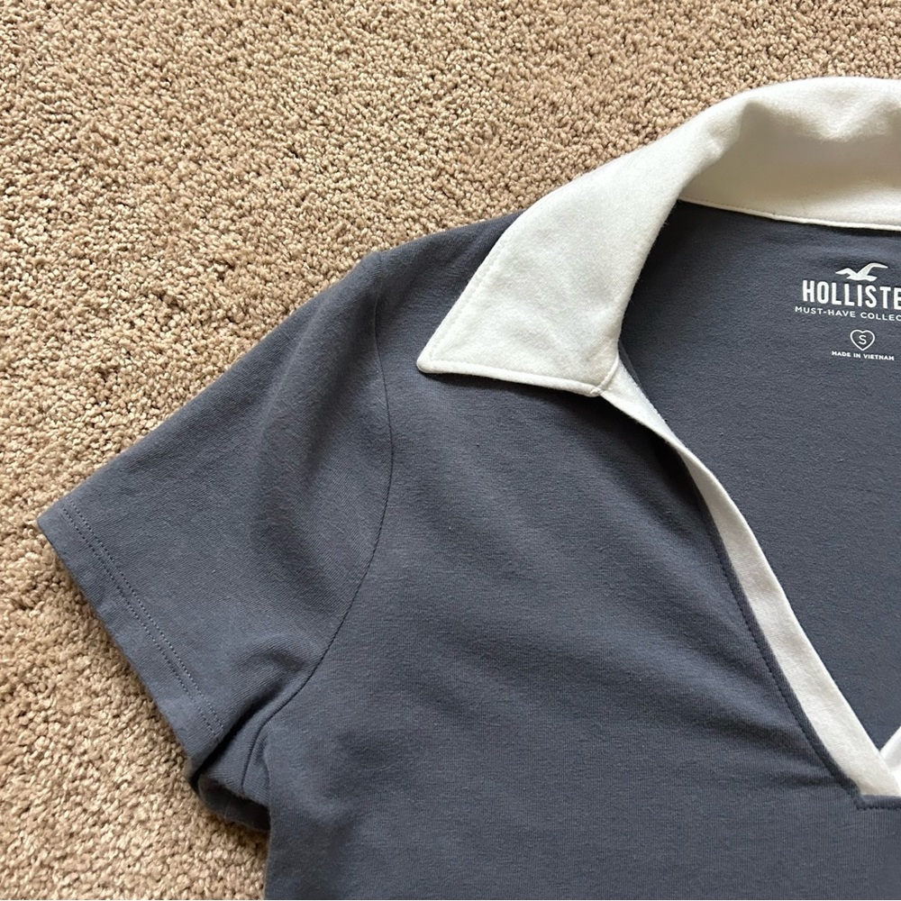 Hollister Small Collared V-Neck T-Shirt - Picture 2 of 7